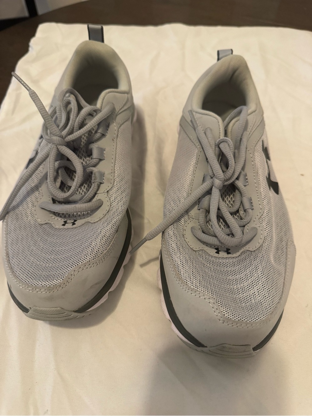 Under Armour Men's Light Gray Athletic Running Shoes